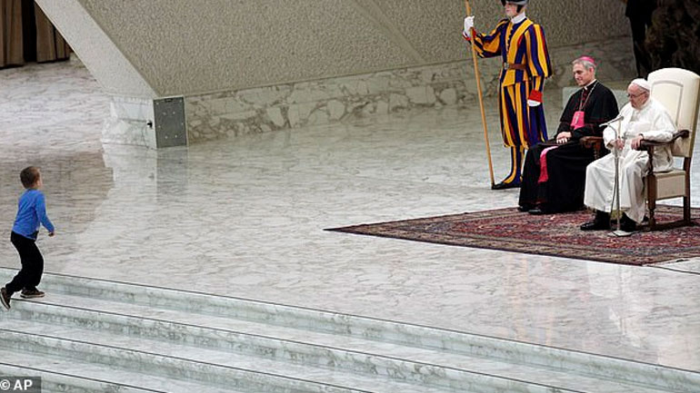 Βατικανό: Ένα «απείθαρχο» αγοράκι επισκίασε τον πάπα Φραγκίσκο