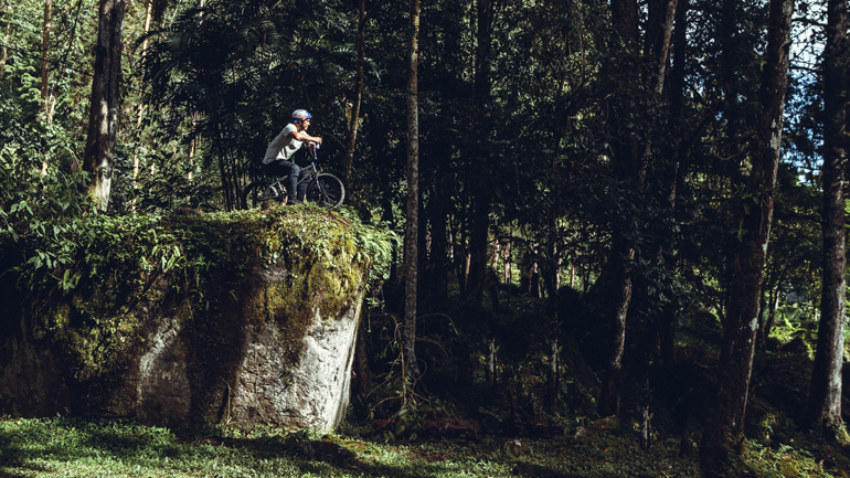 Ανακάλυψε τη ζούγκλα της Costa Rica με ένα BMX