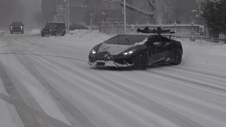 Lamborghini παίζει στα χιόνια! Lamborghini παίζει στα χιόνια!