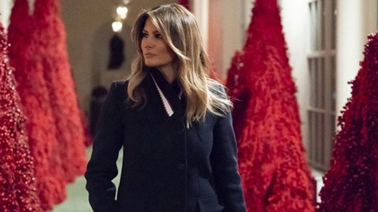 Τα απίστευτα σχόλια στο twitter για τα κόκκινα χριστουγεννιάτικα δέντρα της Melania Trump