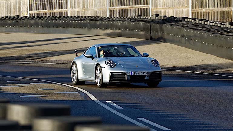 Ένας πρώην πιλότος της F1 στο τιμόνι της νέας Porsche 911