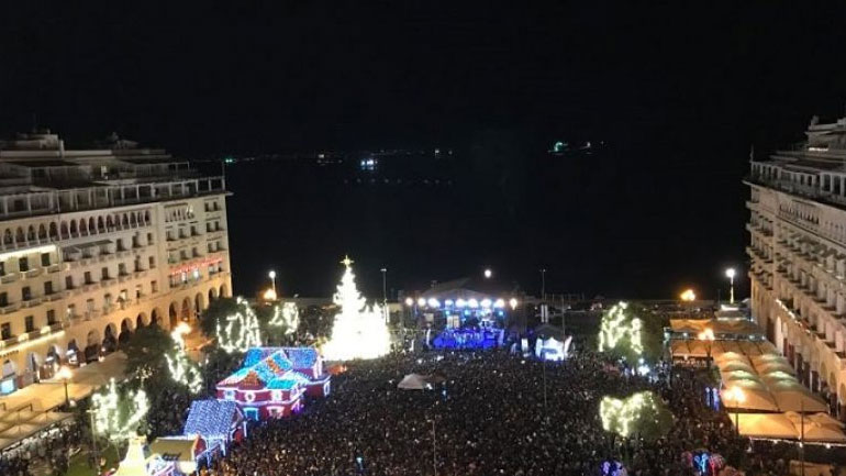 Η Θεσσαλονίκη φόρεσε τα γιορτινά της – Φωταγωγήθηκε το δέντρο στην Αριστοτέλους