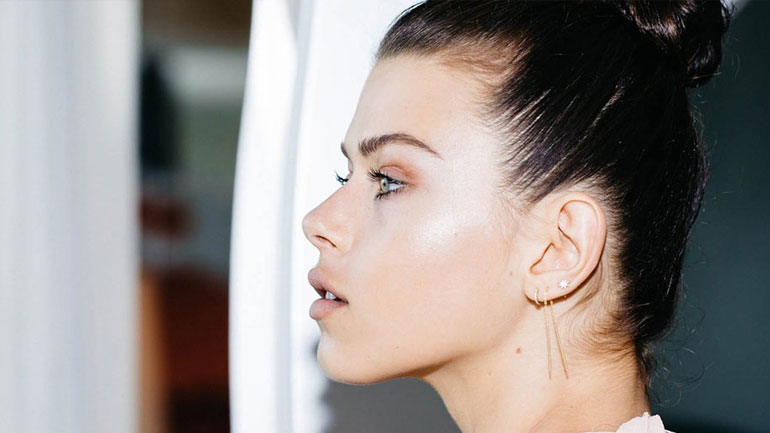 Makeup tricks για να δείχνετε φρέσκια και λαμπερή όλες τις ώρες