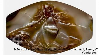 Η αριστουργηματική, μικροσκοπική σφραγίδα από αχάτη που βρέθηκε πρόσφατα στον «Τάφο του Πολεμιστή» στην Πύλο