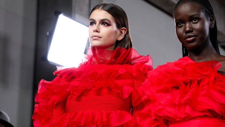 Έλαμψε η Kaia Gerber στο φαντασμαγορικό show του Valentino στο Τόκιο