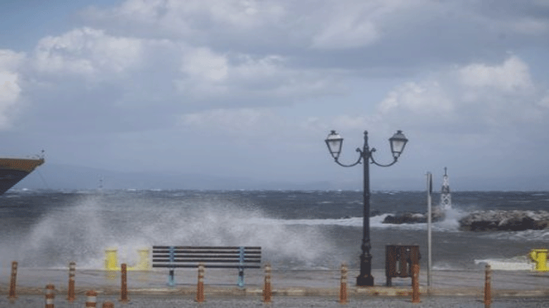 Μετ’ εμποδίων οι ακτοπλοϊκές συγκοινωνίες από Ραφήνα και Λαύριο