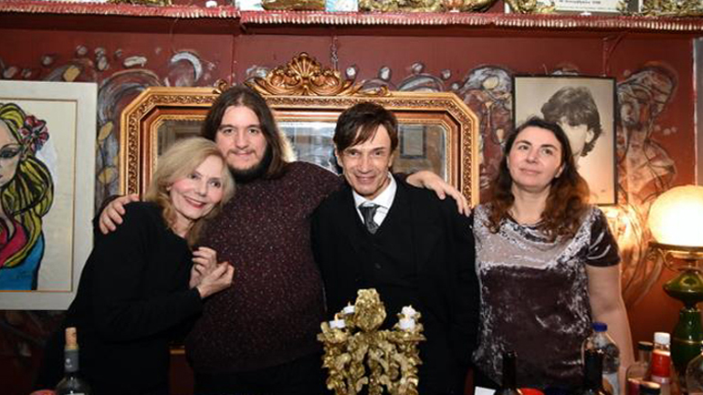 Γιορτάζοντας ανάμεσα σε κούκλες-γλυπτά στο εντυπωσιακό εργαστήρι του Τάκη Λουκάτου