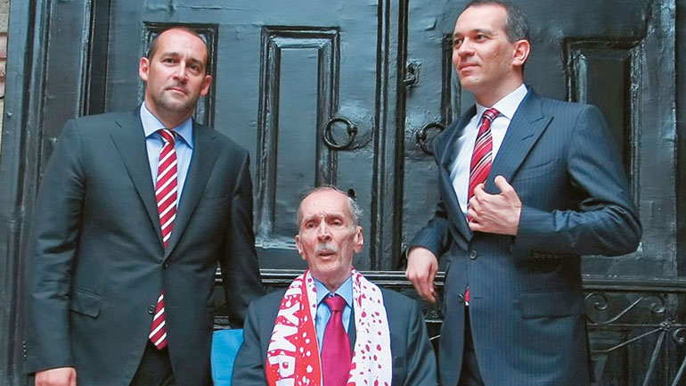 Η δημόσια σύγκρουση και ολική αλληλο-διαπόμπευση των Αγγελόπουλων