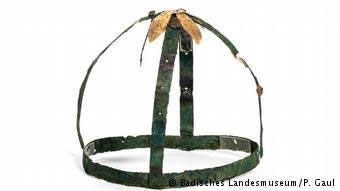 Το περίτεχνο, χάλκινο στέμμα (16ος-17ος αιώνας π.Χ.) που βρέθηκε στο Μυρσινοχώρι Μεσσηνίας