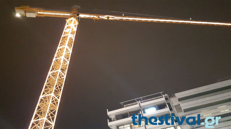 Θεσσαλονίκη: Φωταγωγήθηκαν οι γερανοί στα εργοτάξια του Μετρό εν όψει των Χριστουγέννων