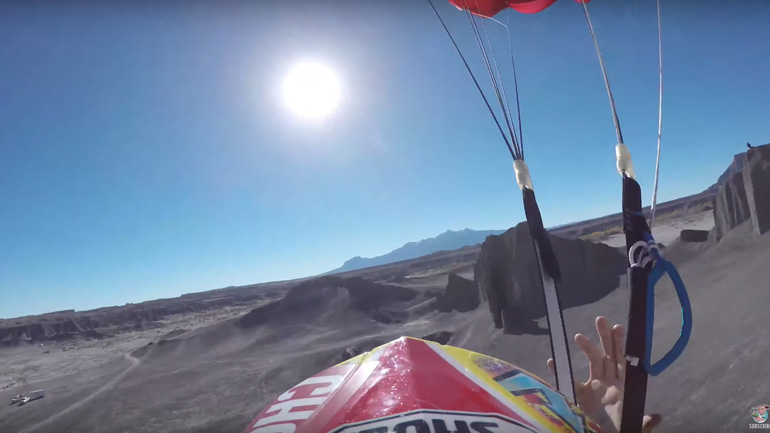 Έκανε άλμα στο κενό με τη μηχανή του