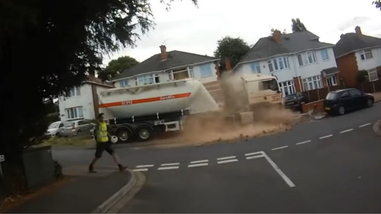 Ξέχασε να δέσει το χειρόφρενο στο φορτηγό! Ξέχασε να δέσει το χειρόφρενο στο φορτηγό!