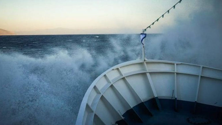 Κυκλάδες: Τεράστια κύματα «καταπίνουν» το κατάστρωμα πλοίου