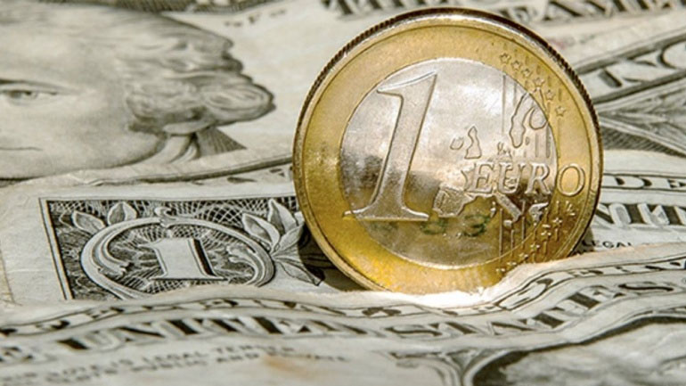 Υποχωρεί το ευρώ έναντι του δολαρίου