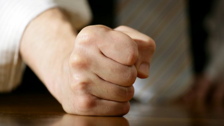 Η απώλεια δύο ωρών ύπνου μας κάνει θυμωμένους