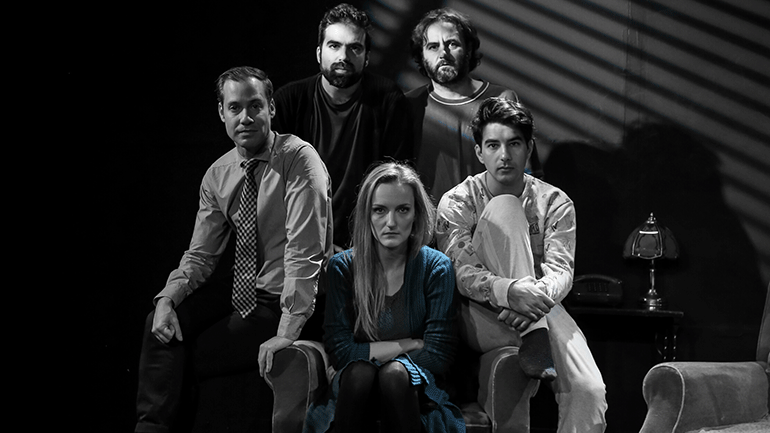 Παράταση για το έργο «O Xαρτοπόλεμος» στο Θέατρο Γκλόρια Μικρό