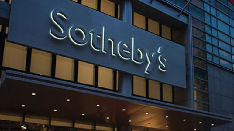 Τρεις σεληνιακές πετρούλες πωλήθηκαν έναντι 855.000 δολαρίων σε δημοπρασία