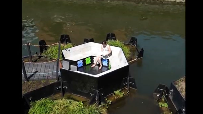 Ένα πλωτό πάρκο από πλαστικά απορρίμματα