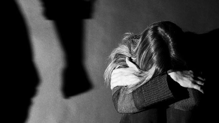 Πάνω από τις μισές γυναίκες που κακοποιούνται από τον σύζυγό τους δεν τον εγκαταλείπουν