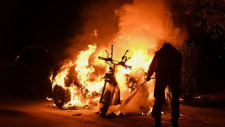 Επεισόδια με δακρυγόνα και μολότοφ στο ΣΕΦ πριν το ματς του Ολυμπιακού με την Μπούντουτσνοστ Επεισόδια με δακρυγόνα και μολότοφ στο ΣΕΦ πριν το ματς του Ολυμπιακού με την Μπούντουτσνοστ