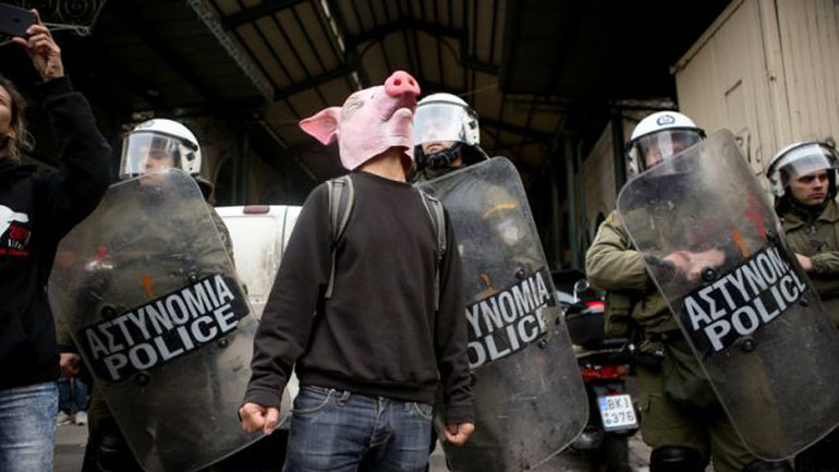 Έφοδος vegan στη Βαρβάκειο με μάσκες γουρουνιών