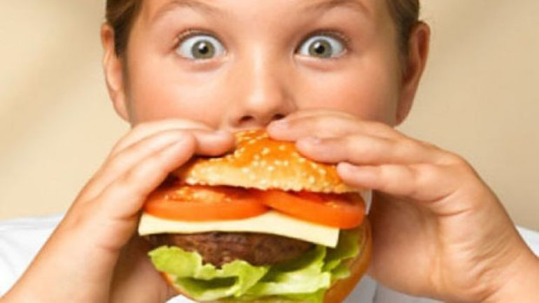 Έρευνα: Οι Έλληνες τρώμε πολύ και ανθυγιεινά