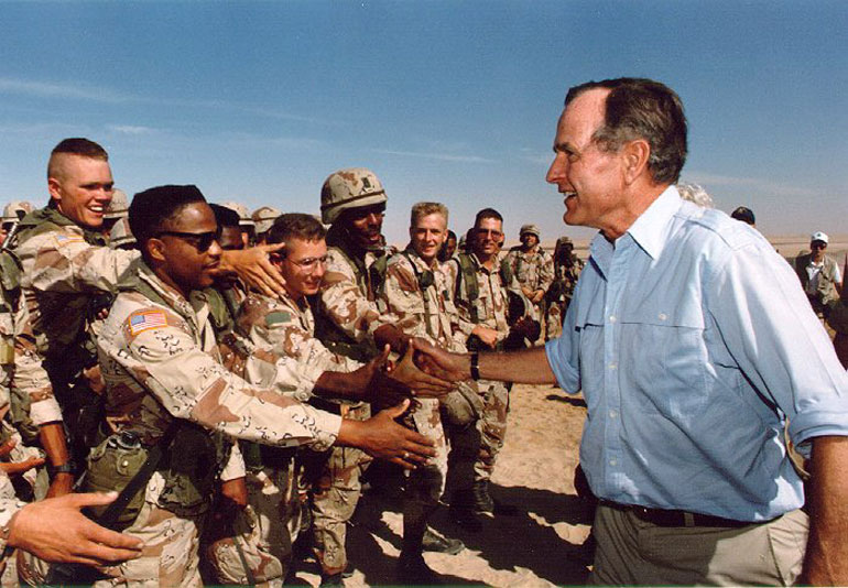 Ο Πρόεδρος George H. W. Bush επισκέπτεται αμερικανικά στρατεύματα που σταθμεύουν στη Σαουδική Αραβία το 1990, στον πόλεμο του Κόλπου