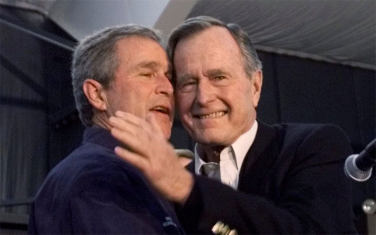 Ο Τζορτζ Χέρμπερτ Ουόκερ Μπους αγκαλιά με τον γιο του
