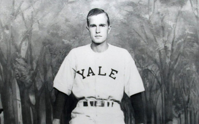  Ο Τζορτζ Μπους ο πρεσβύτερος σε νεαρή ηλικία, όταν ήταν φοιτητής στο Γέιλ