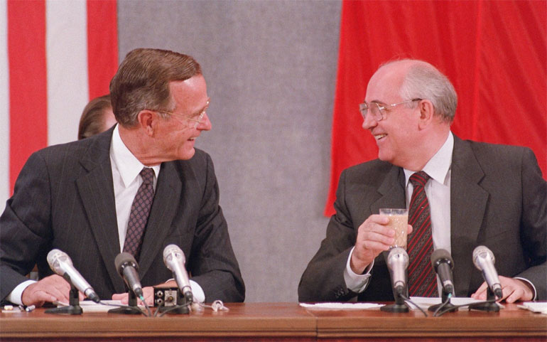 Ο Αμερικανός πρόεδρος Τζορτζ Μπους και ο σοβιετικός ομόλογός του Μιχαήλ Γκορμπατσόφ γελούν κατά την κοινή συνέντευξη Τύπου στις 31 Ιουλίου 1991 στη Μόσχα για την ολοκλήρωση της διήμερης συνόδου κορυφής ΗΠΑ-Σοβιετικής Ένωσης