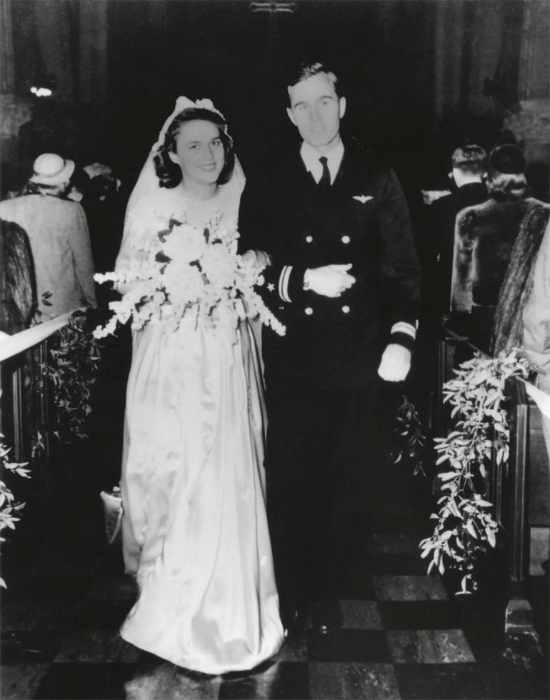 O Τζορτζ Μπους και η Μπάρμπαρα την ημέρα του γάμου τους στη Νέα Υόρκη το 1945