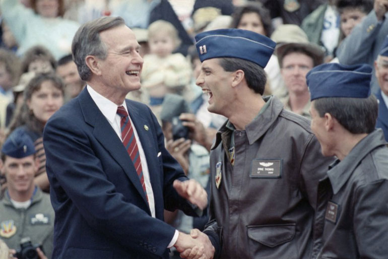 Ο Μπους χαιρετά τους πιλότους που επέστρεψαν από τον πόλεμο του Περσικού Κόλπου το 1991