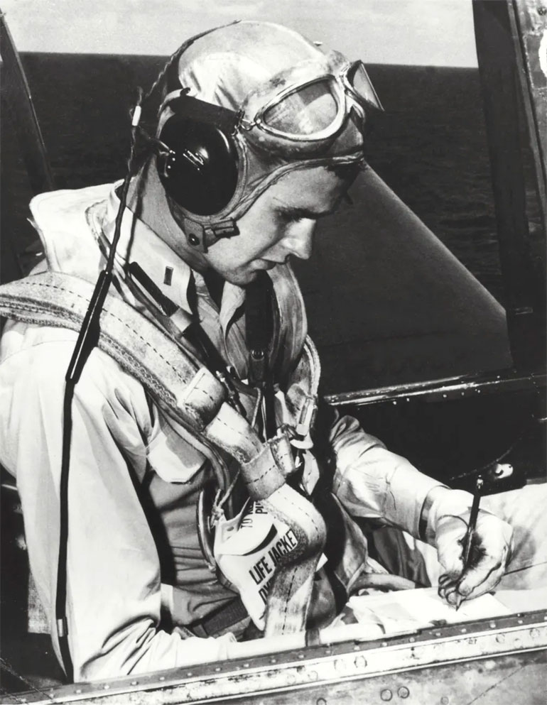 O Μπους έγινε στα 18 του ο νεώτερος αεροπόρος του αμερικανικού Πολεμικού Ναυτικού