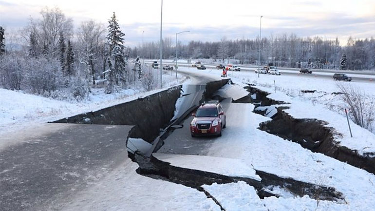 Άνοιξε η γη στην Αλάσκα μετά τον σεισμό των 7 Ρίχτερ