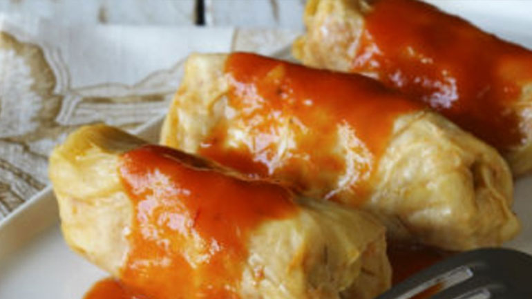 Λαχανοντολμάδες με σάλτσα ντομάτας