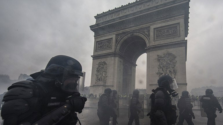 Ο Μακρόν στην Αψίδα του Θριάμβου για την εκτίμηση των ζημιών του μνημείου