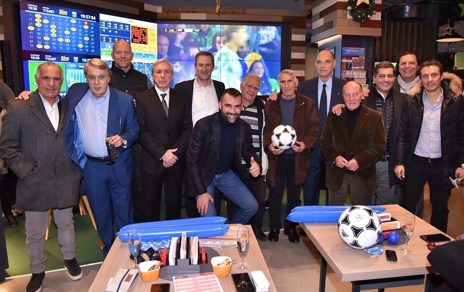 (από αριστερά) Βασίλης Κωνσταντίνου, Βίκτωρας Μητρόπουλος, Γιάν Κάρας Επικεφαλής Πωλήσεων Δικτύου Λιανικής ΟΠΑΠ, Στράτος Σιωπήλης, Αντιπρόεδρος και Διευθύνων Σύμβουλος ΠΑΕ Παναθηναϊκός, Ντάμιαν Κόουπ  Διευθύνων Σύμβουλος ΟΠΑΠ, Λάμπρος Χούτος, Μιχάλης Συμιγδαλάς, Στέλιος Σεραφείδης, Αντώνης Αντωνιάδης, Μίμης Δομάζος, Οδυσσέας Χριστοφόρου, Επικεφαλής Εταιρικών και Ρυθμιστικών Υποθέσεων ΟΠΑΠ, Τάσος Μητρόπουλος, Γιώργος Γεωργιάδης 