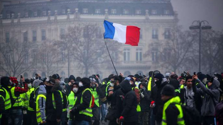 Le Monde: «Ανεκδιήγητες οι βιαιότητες στο Παρίσι και σε άλλες γαλλικές πόλεις το Σάββατο»