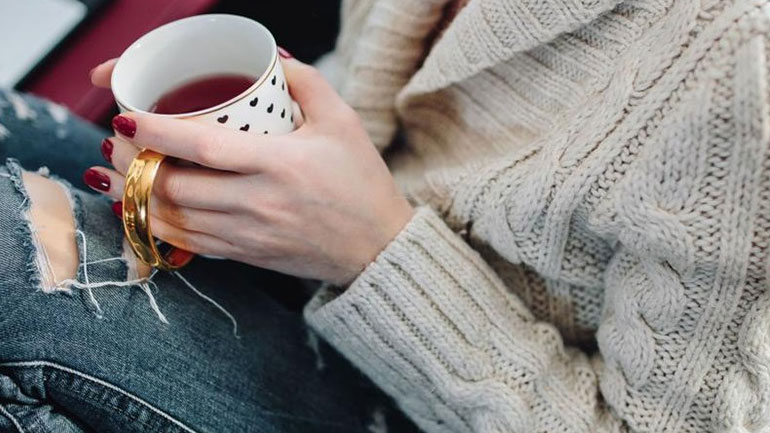 Δείτε το χρώμα βερνικιού που αφαιρεί χρόνια από τα χέρια σας!