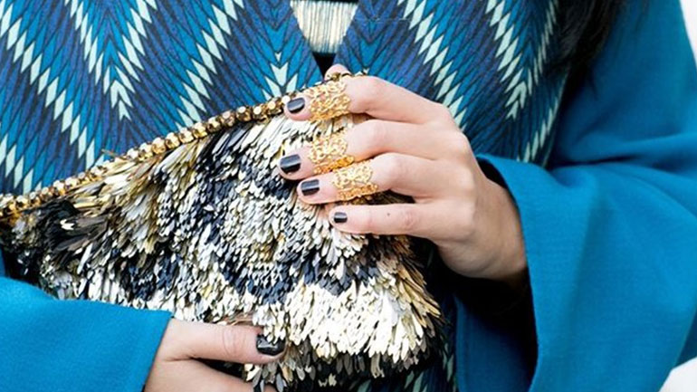 Μια πρόταση για τις γιορτινές μέρες: Dark blue nails με σκόνη rainbow για να κλέψετε τις εντυπώσεις!