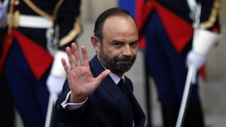 Γαλλία: Ο πρωθυπουργός αναστέλει τα μέτρα ώστε να “επανέλθει η ηρεμία”