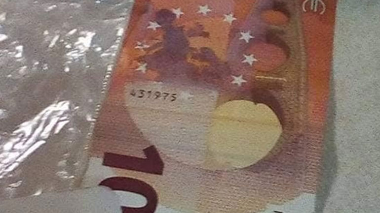 Μετανάστες στον Έβρο πήραν ξύλα από κλειστό καφενείο για να ζεσταθούν και άφησαν δέκα ευρώ στην πόρτα