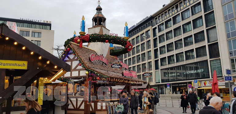 Πλήθος κόσμου απολαμβάνει τη βόλτα του στην χριστουγεννιάτικη αγορά