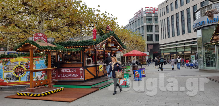 Τουρίστες και ντόπιοι απολαμβάνουν τη βόλτα τους