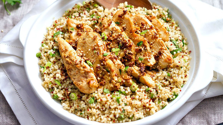 Ψητό στήθος κοτόπουλο, με αβοκάντο και σαλάτα από λευκή κινόα με λαχανικά