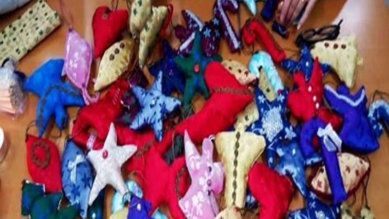 Χριστουγεννιάτικα στολίδια από υφάσματα παραδοσιακής ποντιακής φορεσιάς