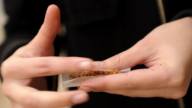 Όσοι στρίβουν το δικό τους τσιγάρο, είναι πιο δύσκολο μετά να το κόψουν