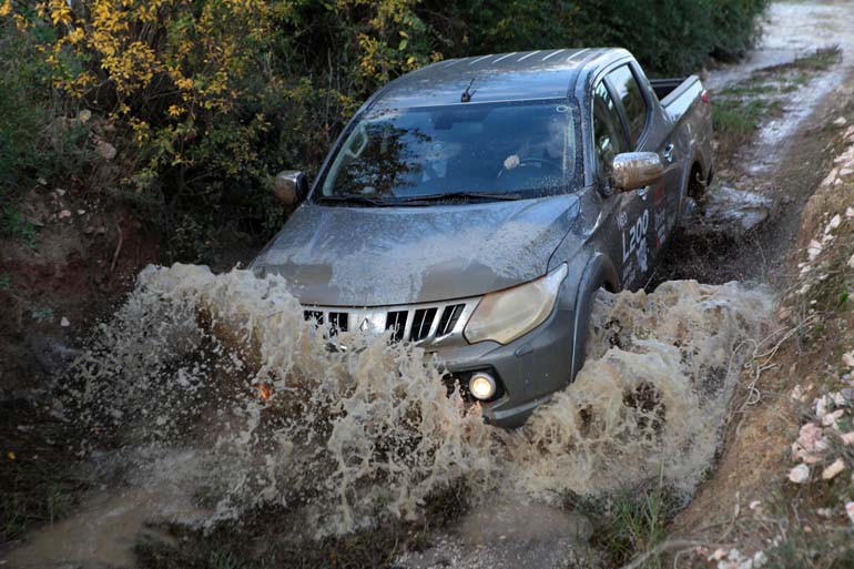Όπως θα δείτε και στο video κάναμε πολλά πλάτς με το Mitsubishi L200 το οποίο αποδείχτηκε πολύ σκληροτράχηλο... 