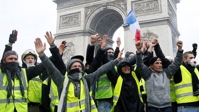 Γαλλία: Τα μέτρα της κυβέρνησης δεν ικανοποιούν τα αιτήματα των «κίτρινων γιλέκων»