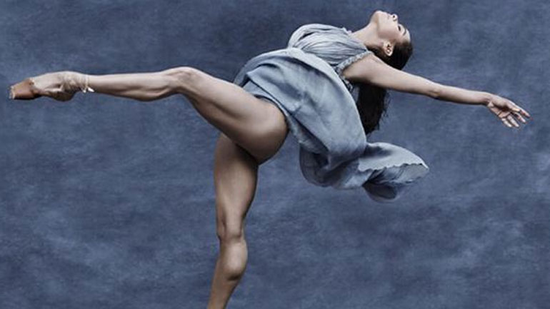 Διάσημα μοντέλα και χορευτές μπαλέτου στο νέο αισθησιακό ημερολόγιο της Pirelli